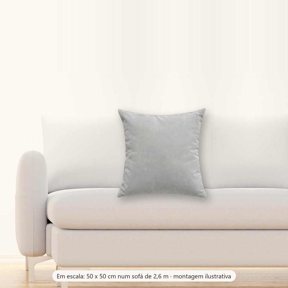 Almofada Veludo Cinza-Claro 50x50 num sofá de 2,6 m, em escala (montagem)